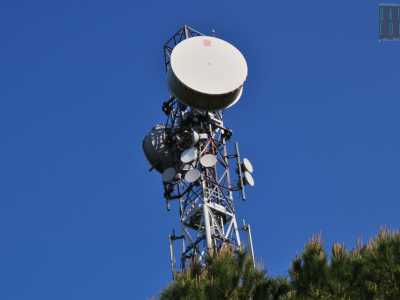 Salutiamo il proprietario e continuiamo il cammino, scorgendo in lontananza la mole di un'antenna che stona in questo paesaggio dominato dalla natura silente